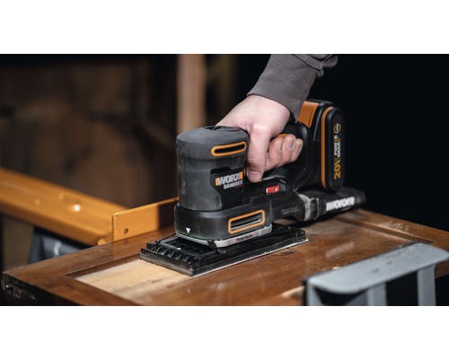 Akumulátorová bruska brousí dřevěný povrch