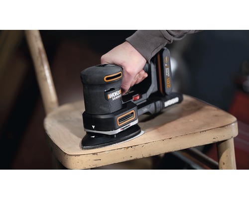 Akumulátorová bruska brousí dřevěnou židli