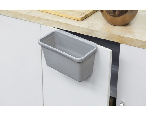 Šedý kbelík k zavěšení na dvířka skříňky