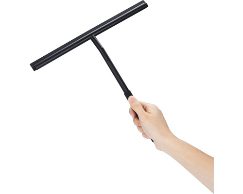 Ruka drží černou sprchovou stěrku