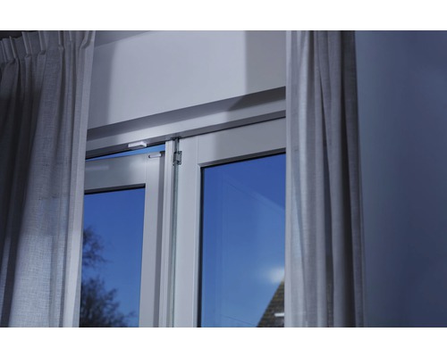 Okno se závěsy a uzávěrem okna