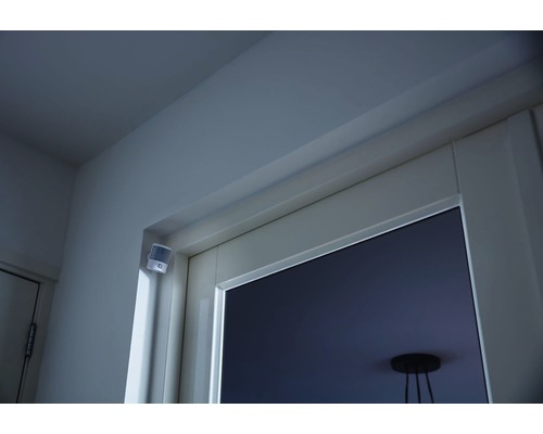 Pohybový senzor namontovaný na rámu dveří