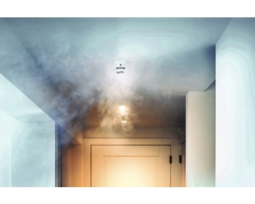 Scéna s hlásičem kouře na stropě během požáru