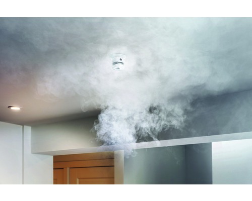 Hlásič kouře na stropě s kouřem v místnosti