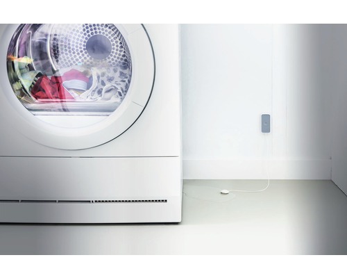 Bílá pračka s únikem vody a senzorem vody