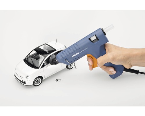 Tavná pistole při lepení autíčka