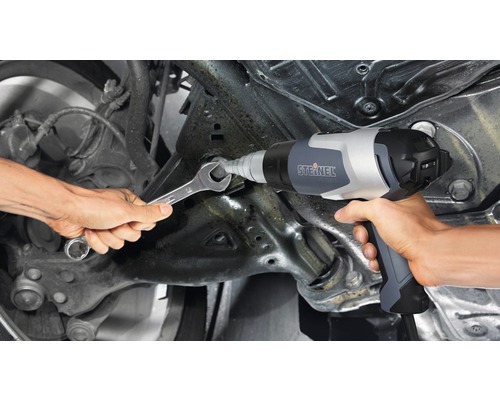 Osoba používá elektronický rázový utahovák značky Steinel na vozidle.