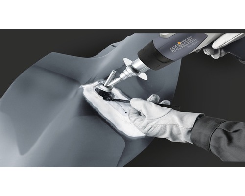 Horkovzdušná pistole při svařování plastů s rukavicemi