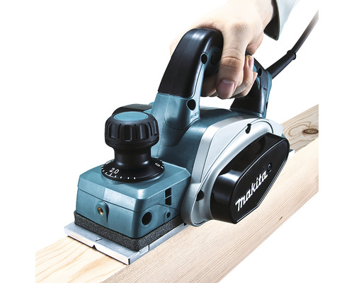 Elektrický hoblík Makita v akci na dřevěné desce