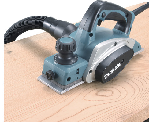 Elektrický hoblík Makita na dřevěné desce