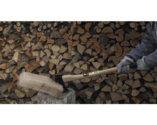 Štípač dřeva štípající dřevo na dřevěném pozadí