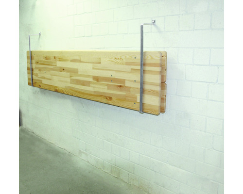 Dřevěná police s ocelovými nosníky na stěně