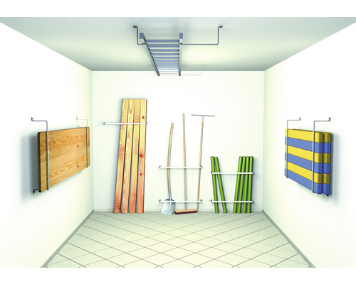 Organizovaný skladovací prostor s regálovými systémy na dřevo, zahradní nářadí a další