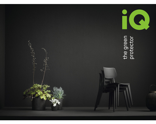 Dekorativní interiér s rostlinami v květináčích a stohovanými židlemi na tmavé zdi. Logo IQ The Green Protector.
