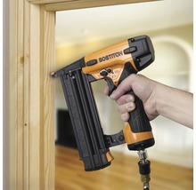 Logo společnosti Bostitch. Pneumatická hřebíkovačka pro upevnění dřevěných lamel