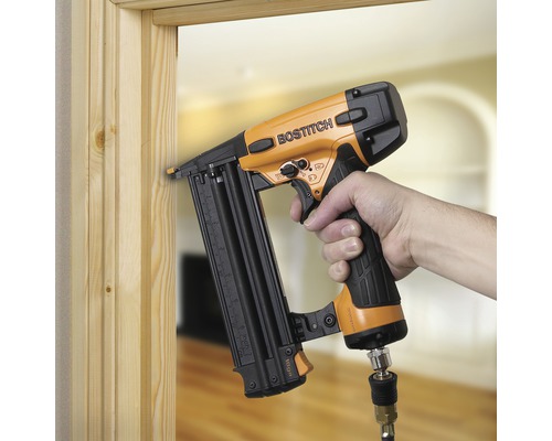 Logo společnosti Bostitch. Pneumatická hřebíkovačka pro upevnění dřevěných lamel