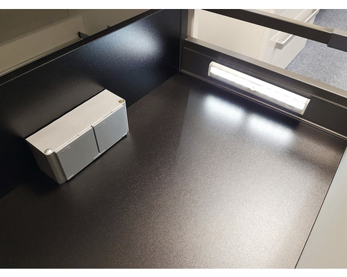 Vnitřní vybavení skříně s osvětlením a úložným boxem