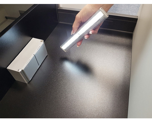 Vnitřek skříně s LED světlem a světelným senzorem