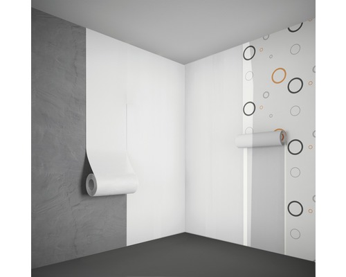 Roh místnosti s různými vzory tapet na stěnách.