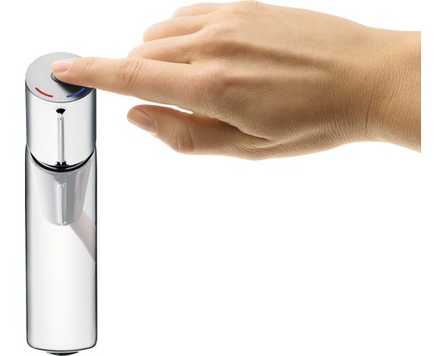 Ruka ovládá vodovodní kohoutek s tlačítkem