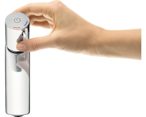 Ruka ovládá vodovodní kohoutek s funkcí úspory energie