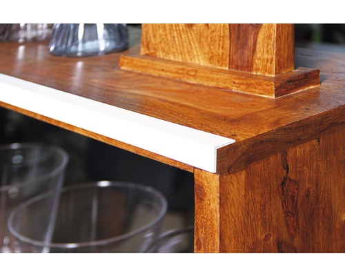 Detailní pohled na dřevěnou skříň s bílou ochranou hran
