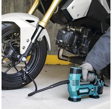 Akumulátorová vzduchová pumpa Makita pro huštění pneumatik motocyklu