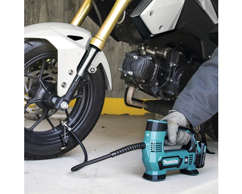 Akumulátorová vzduchová pumpa Makita pro huštění pneumatik motocyklu