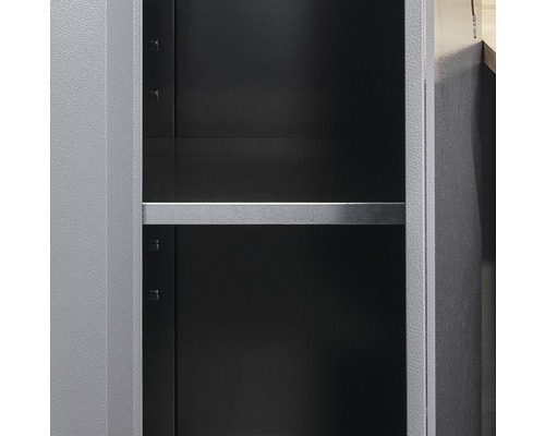 Detailní pohled na kovovou polici pro dílenské skříně.