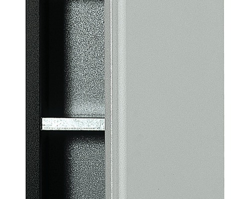 Detail ocelové skříně s policí