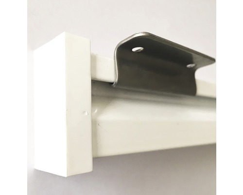 Detailní pohled na kovový držák záclonové tyče na záclonové tyči