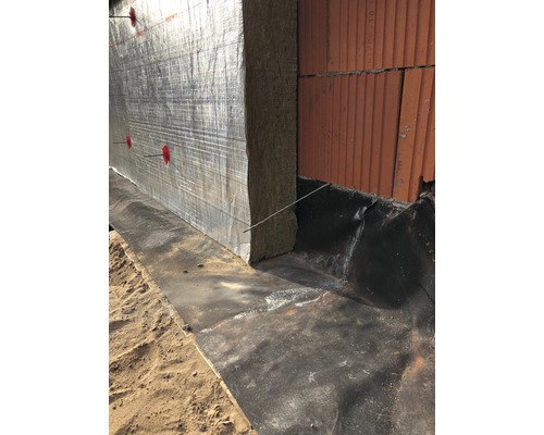 Vnější izolace stěn s minerální vlnou a hliníkovou povrchovou úpravou na budově.