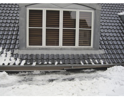 Střešní okno se střešními taškami a sněhem