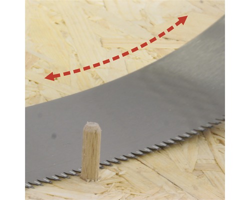 Detailní záběr pily, která řeže dřevěnou hmoždinku, s naznačeným směrem řezu