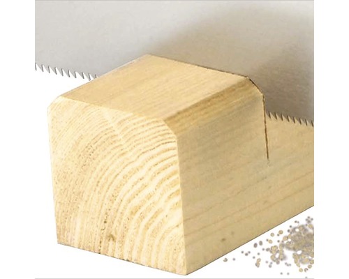 Ruční pila řeže kus dřeva