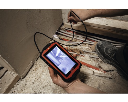 Inspekční kamera s kabelem se používá ke kontrole potrubí v neuklizeném prostoru.