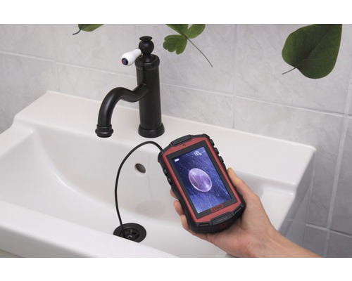 Endoskopická kamera používaná u umyvadla pro kontrolu trubek