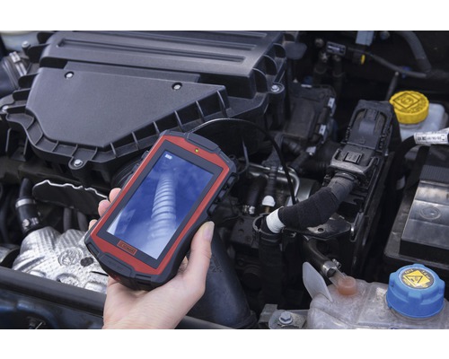 Ruka drží endoskop pro kontrolu motoru automobilu