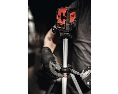 Křížový čárový laser na stativu s obsluhou