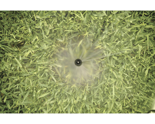 Zavlažovací systém v provozu na trávníku