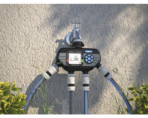 Automatické ovládání zavlažování se dvěma výstupy namontované na vodovodní kohoutek.