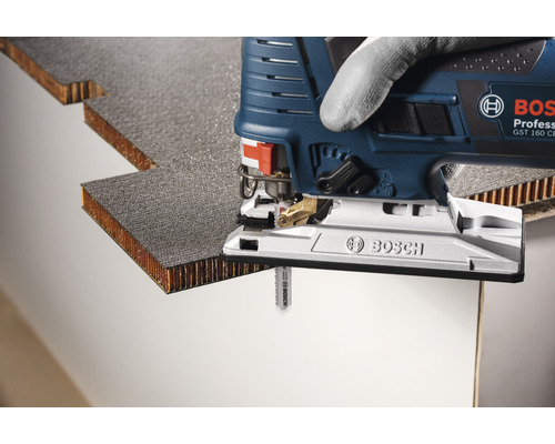 Přímočará pila Bosch řeže obrobek.