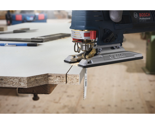 Přímočará pila Bosch řeže obrobek ze dřeva