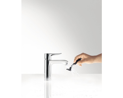 Páková baterie v koupelně s rukou čistící holicí strojek