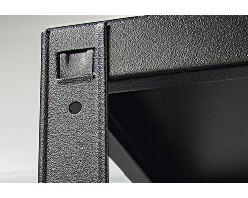 Detail černého kovového regálu