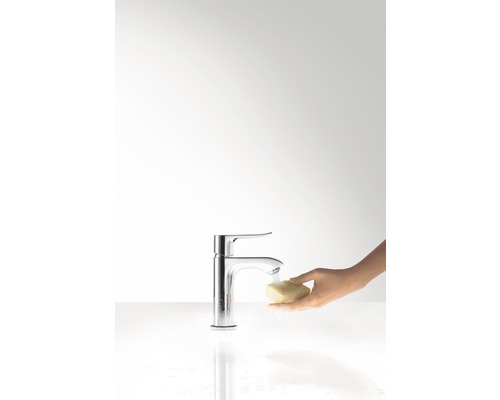 Moderní umyvadlová baterie s mýdlem