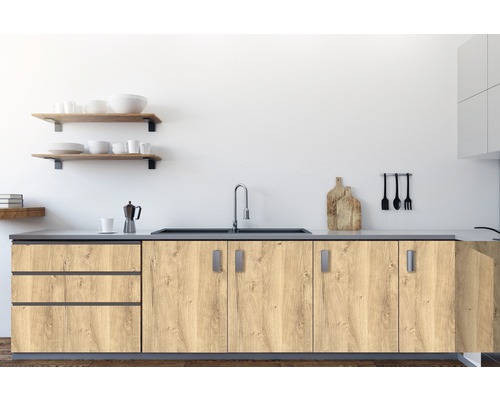 Kuchyňská scéna s dřezem, baterií a kuchyňským náčiním na pracovní desce s dřevěnou přední stranou