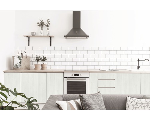 Světlý obývací pokoj s kuchyňským koutem, digestoří a dřevěnou policí