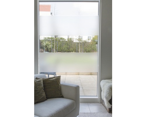 Obývací pokoj s plisovanou okenní roletou pro ochranu soukromí a regulaci světla.