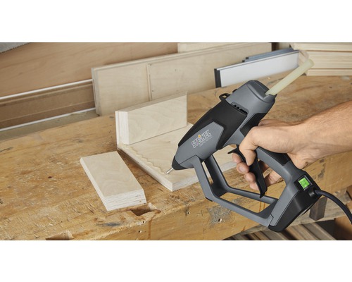 Horkovzdušná pistole Steinel lepí kusy dřeva